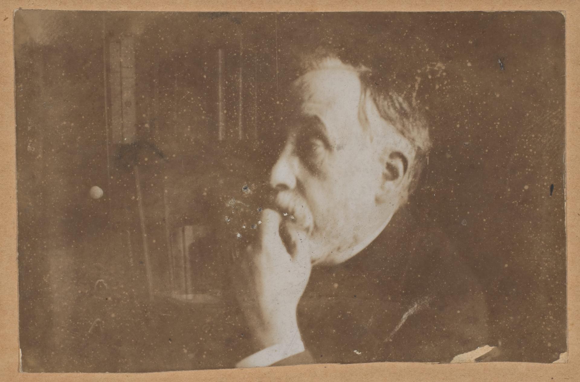 Edgar Degas — Selbstporträt in der Bibliothek (Hand am Kinn)